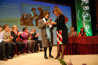 La presidente de Andex, recoge el premio de manos de la directora general de Infancia y Familias, Teresa Vega.