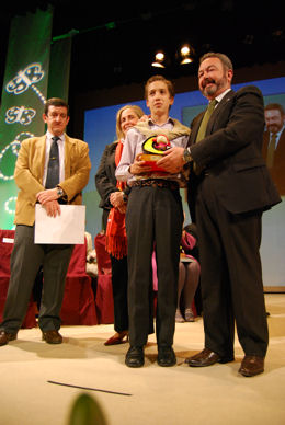 El joven Jesús Gómez Herrera recibe el premio de manos del delegado provincial de Igualdad y Bienestar Social.